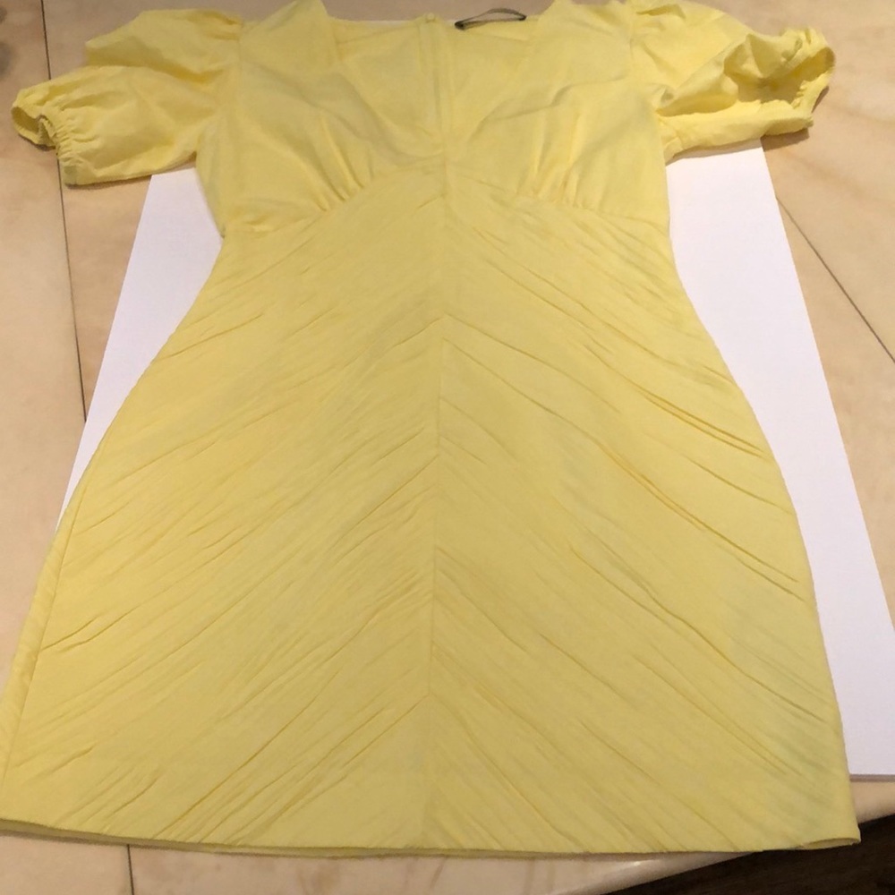 Form-fitting summer dress with puff sleeves